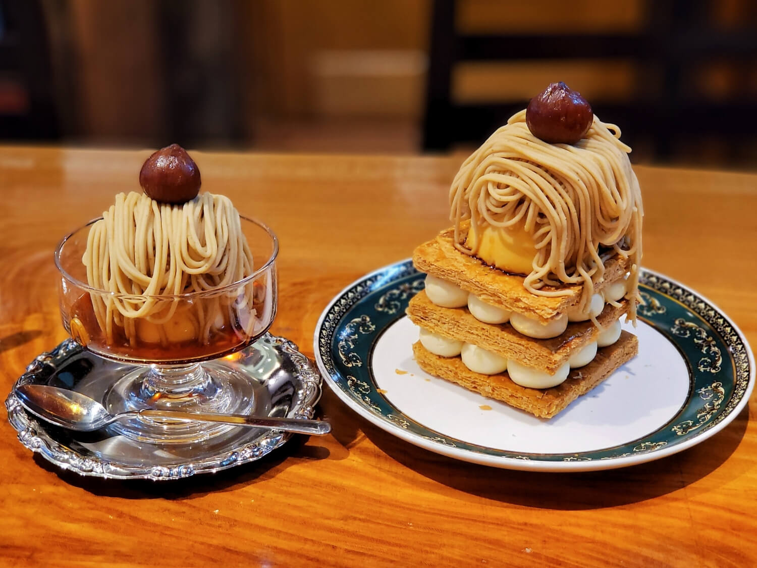 圧巻の“和栗プリンモンブランミルフィーユ”を堪能『リスカフェ』～黒猫