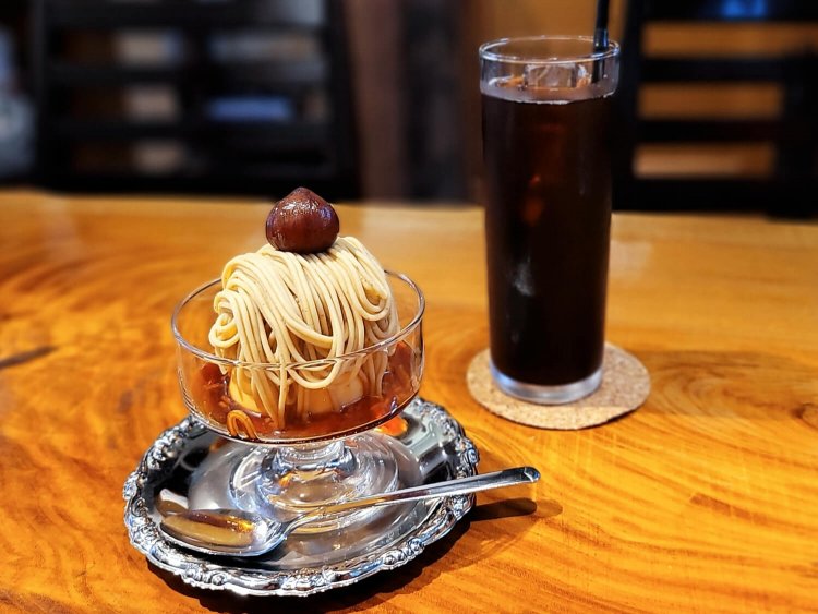 和栗のモンブランプリン ドリンクセット 1400円、単品 1200円。