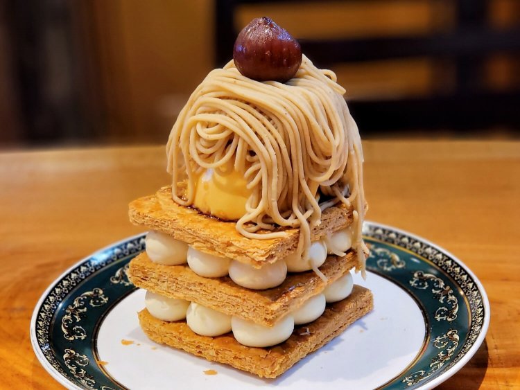 和栗プリンモンブランミルフィーユ 2400円。