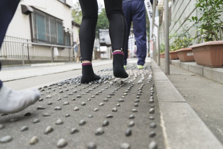 足踏み健康ロード。アイタ、タ、タ……。