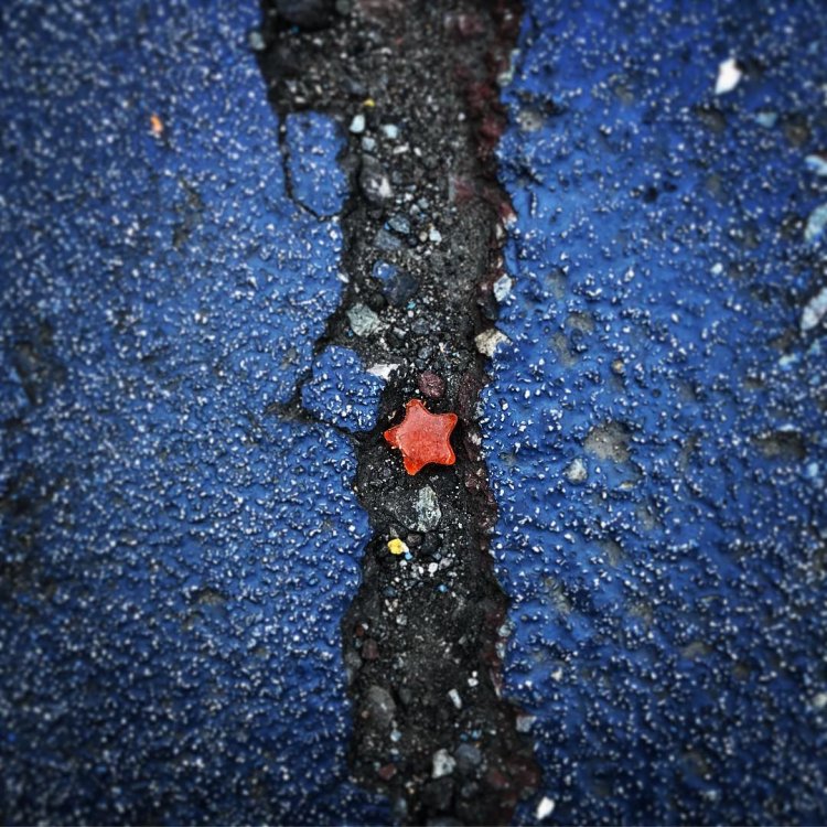 タイトル「天の川」。舗装のひび割れに落ちたアメが、天の川の星のよう。