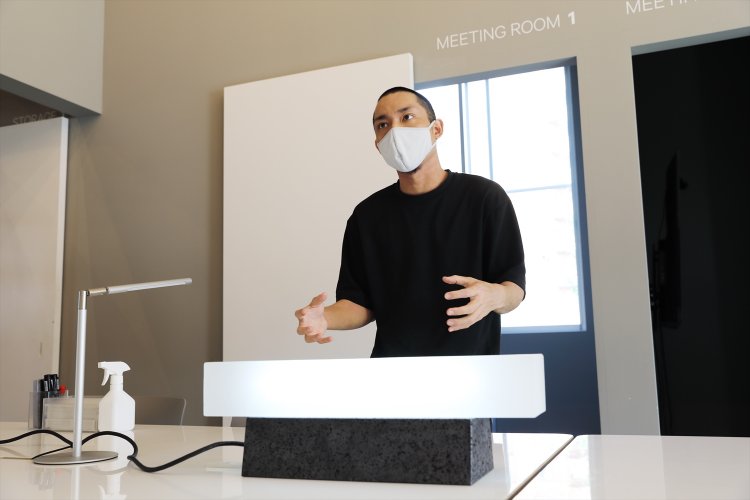 「町工場と共同で照明作品を制作。よい緊張感があります」YOCHIYA　畑中庸一郎さん。