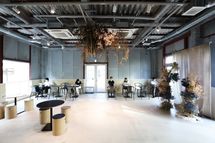 テラス含め約65席。子連れにうれしい床座りできる空間も。