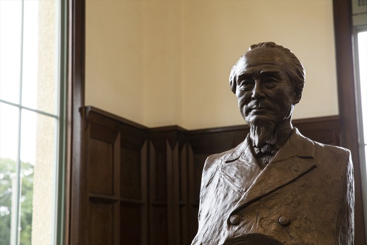 記念館内に設置されている海舟の胸像。維新後の姿で、作者は高知の龍馬像で知られる本山白雲。