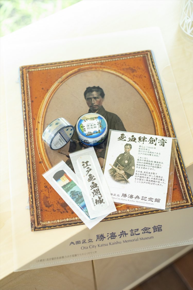 ここでしか手に入らないグッズが豊富！　クリアファイルをはじめオリジナルグッズも販売中。無血絆創膏100円などユニークなものも。