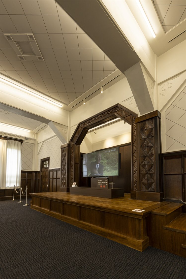 「清明文庫」の講堂を活かした2階の展示室では、映像資料を鑑賞できる。