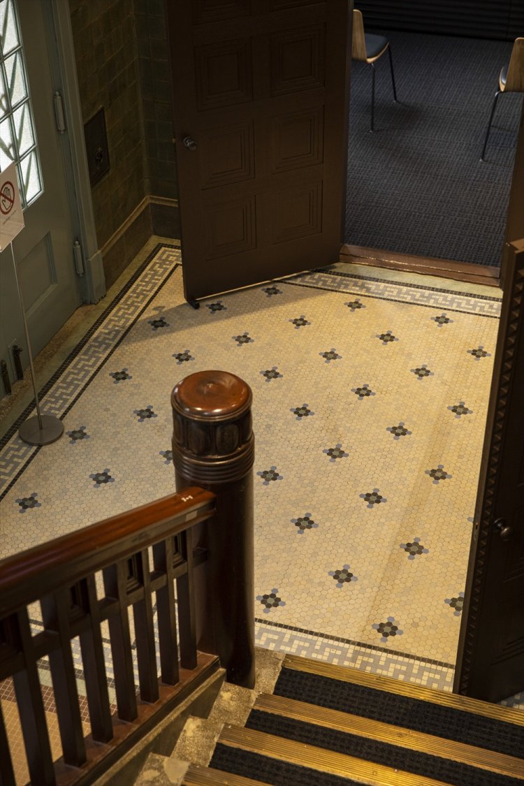 アール・デコ調の造作が各所に見られる内部。