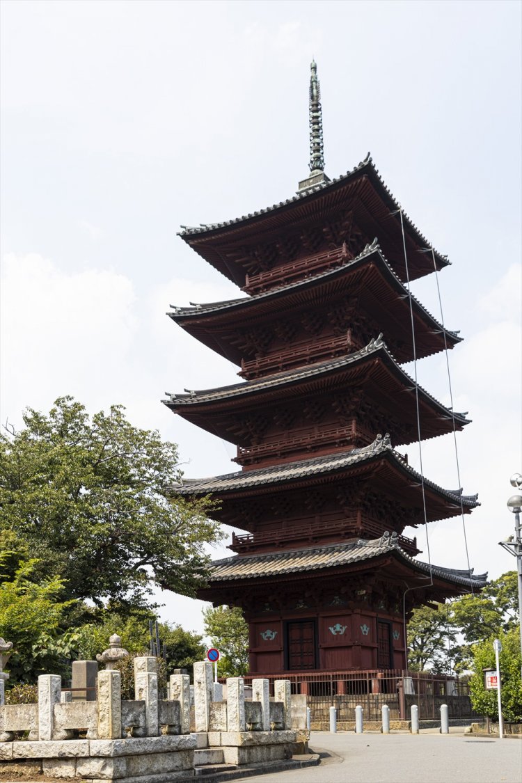 戦災により多くが焼失した中、江戸時代初期に建てられた五重塔は海舟が見たままの姿で残る。