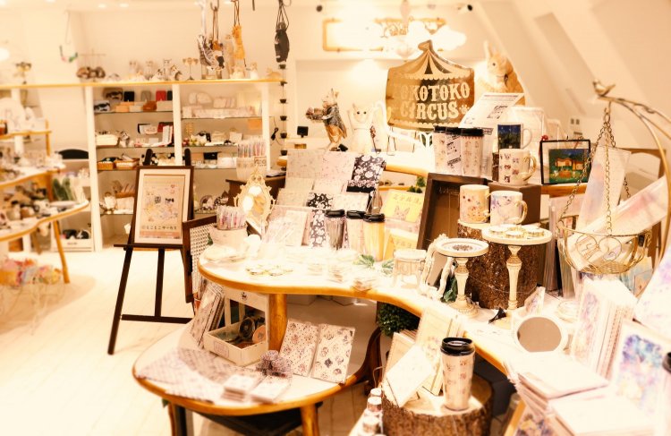 『とことこ雑貨店』には、猫に関するさまざまなグッズが並ぶ。