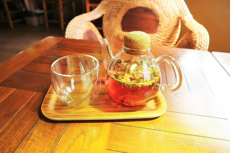 鮮やかなピンク色が美しいフルーツティー。