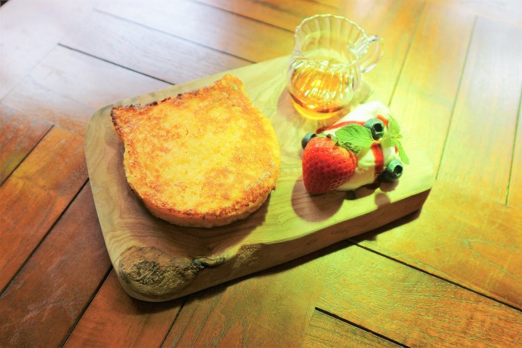 愛らしい猫型のフレンチトースト858円。添えられたフルーツは季節によって変更。