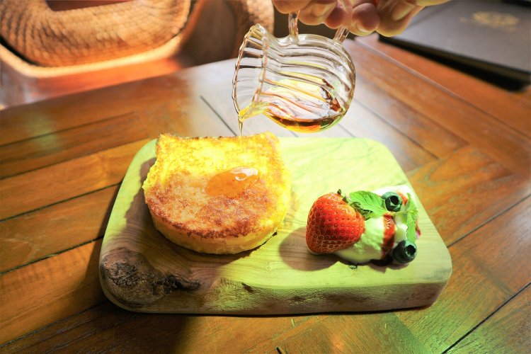 フレンチトーストに添えられているフルーツは旬のものを使うため、季節ごとに変化していく。