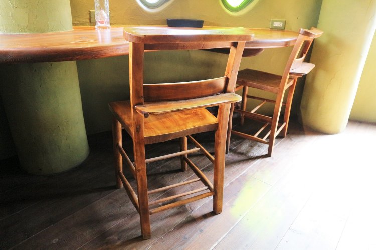 背もたれ部分には、聖書を置くためのスペースがある。