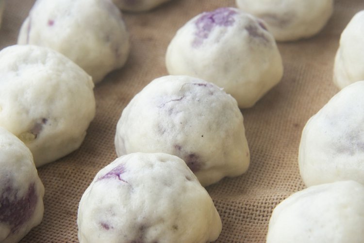 紫いもまんじゅう（1個110円）も、蒸かしながら販売。