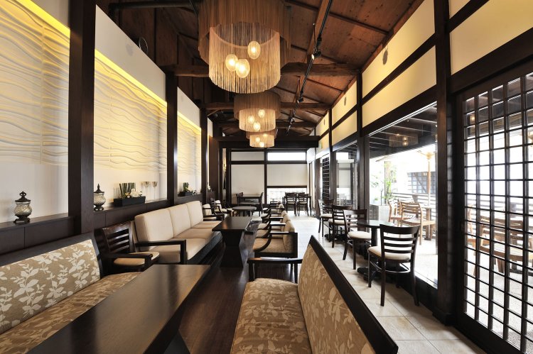 ゆったりとソファを配した落ち着きのある店内。