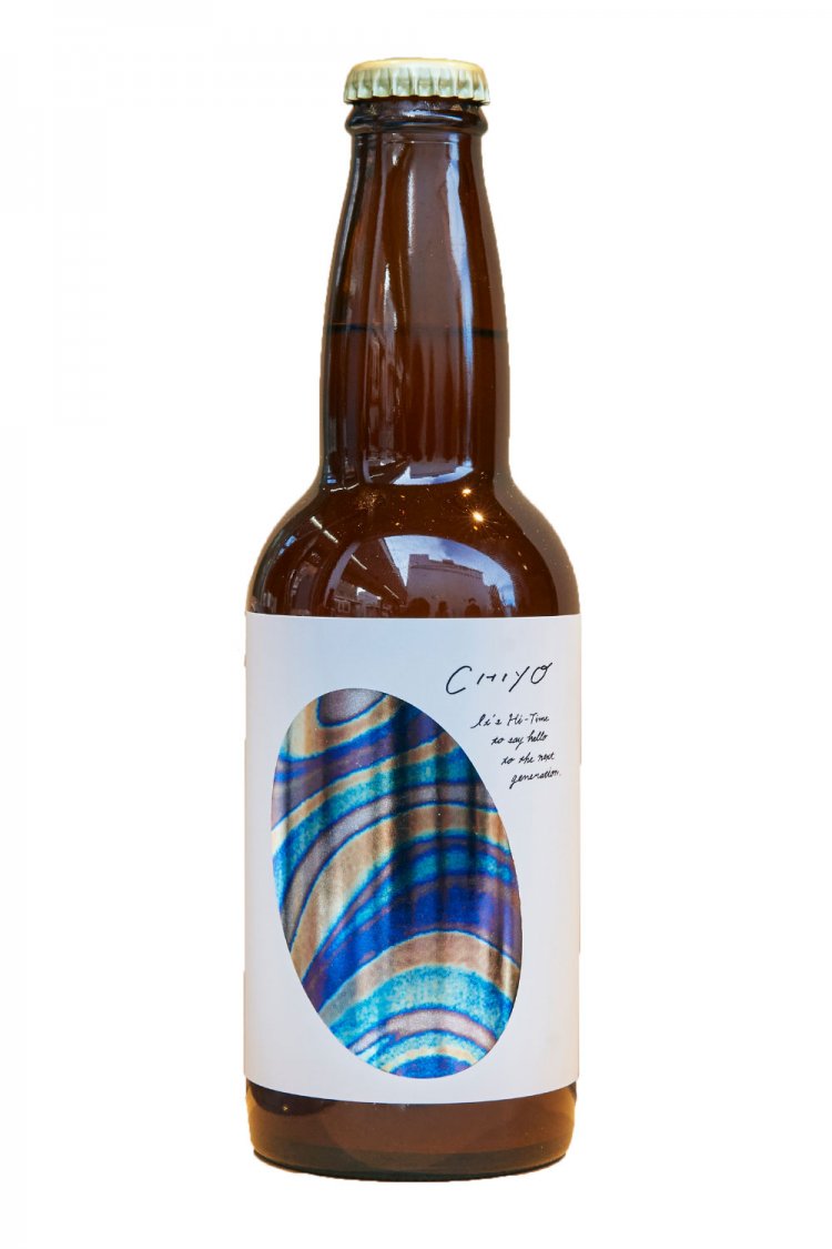 馬込文士村に居住した宇野千代の名を冠した、インディアペールラガー。3種のホップを使うことで、ジューシーさと鮮烈な苦みを併せ持った奥行きある味わいに。800円