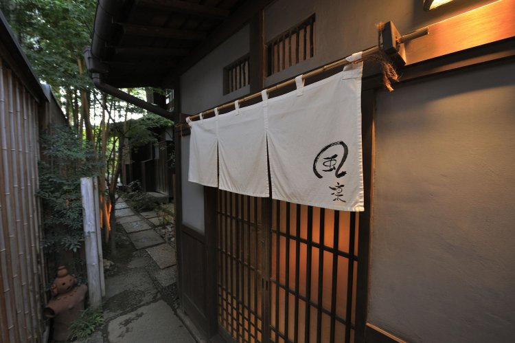 表通りには洋館の店蔵が立ち、奥に進むと純日本家屋の店が現れる。