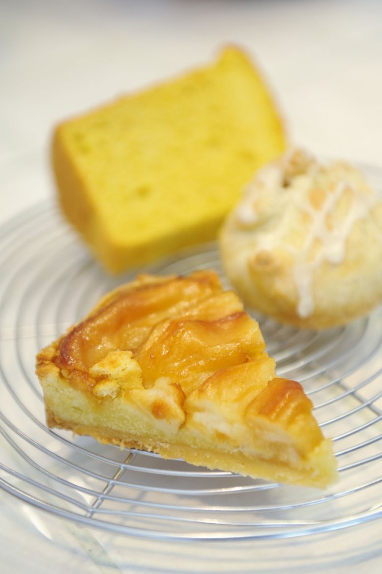 写真手前から焼きりんごのタルト330円、マロンくるみパイ280円、かぼちゃのシフォンケーキ240円。