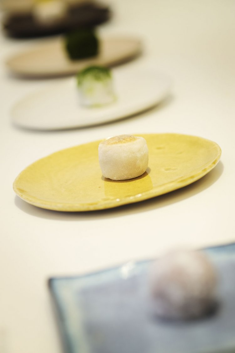 真っ白なカウンターの上に淡い色合いの和菓子が並ぶ姿は美しいアートのよう。