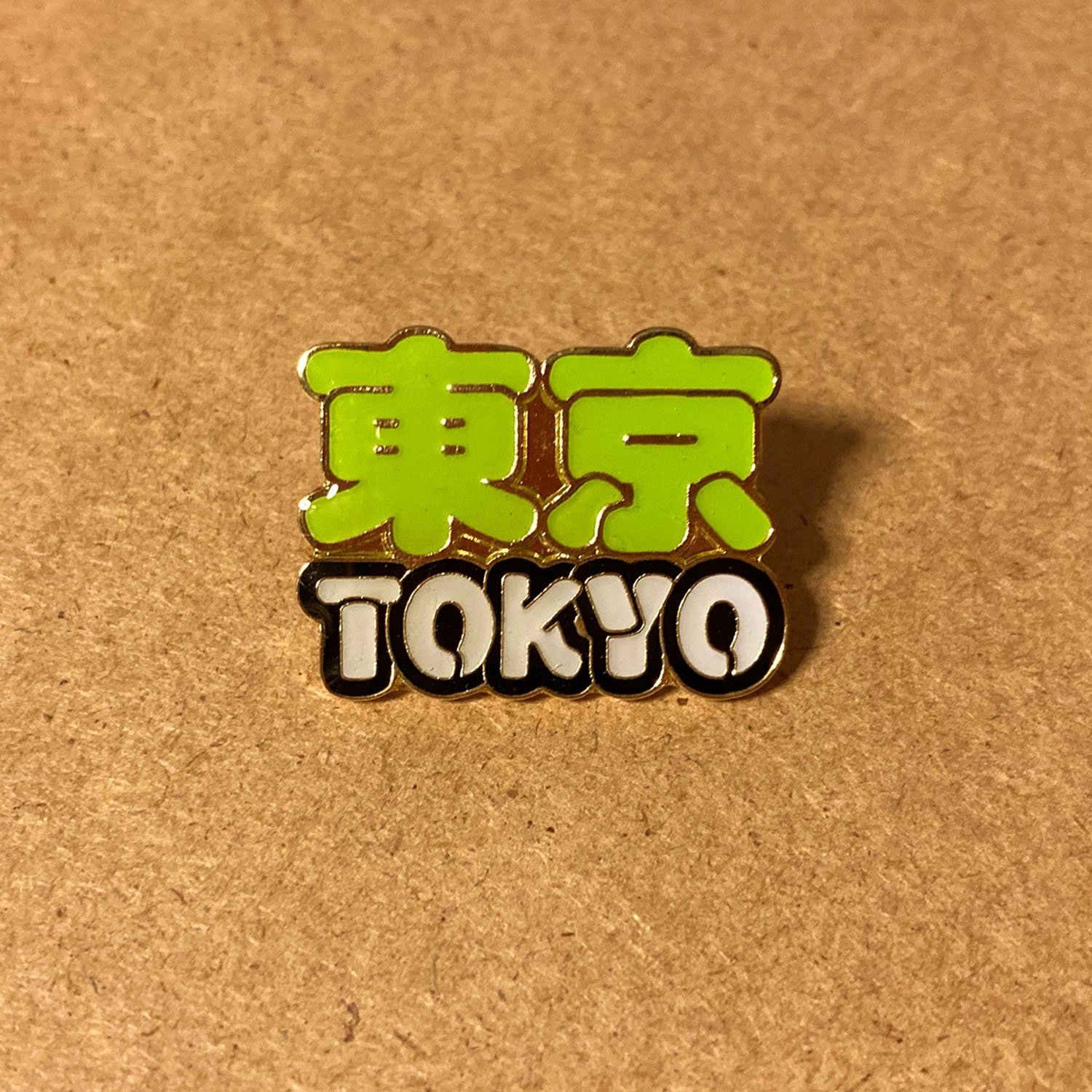 「東京」を前面に押し出したピンバッジ。使い方に迷う一品である