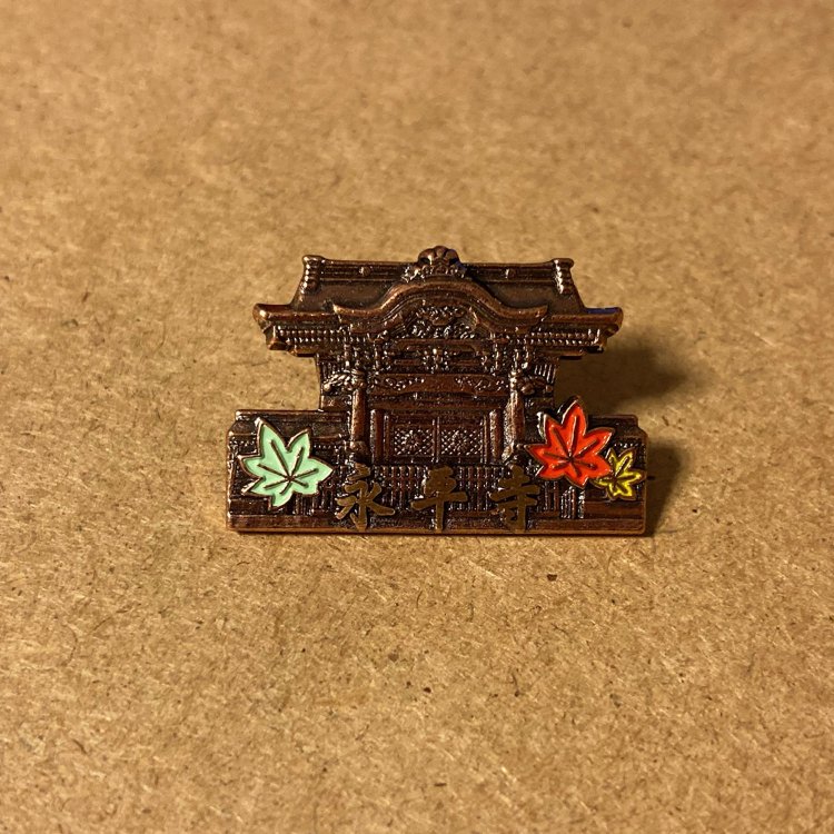 金属に差し色が付けられたピンバッジ