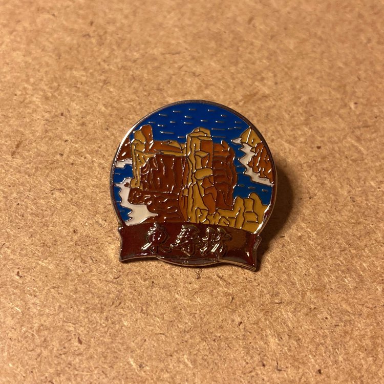 東尋坊の岩面が細かく表現されている