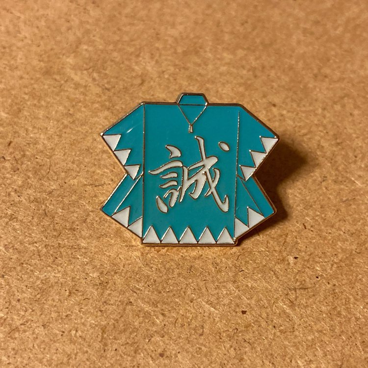 高幡不動で購入した新選組ピンバッジ。こちらもシンプルに羽織のみのデザイン