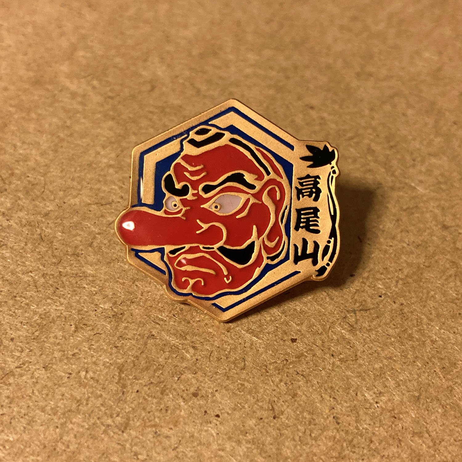 高尾山の天狗ピンバッジ。架空の人物?なので、キャラクターに分類したい