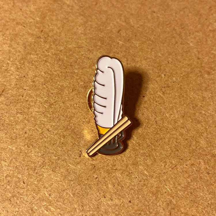 一目で花巻のマルカン百貨店の名物、巨大ソフト（大きすぎるので箸で食べる）とわかるピンバッジ