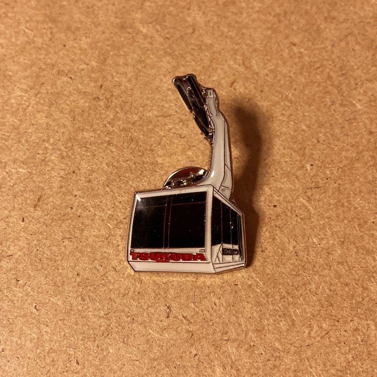 筑波山ロープウェイのピンバッジ。色違いもある