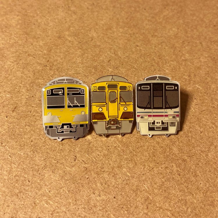 ピンバッジガチャで入手した西武線や京王線のピンバッジ。全国でチャレンジしたい