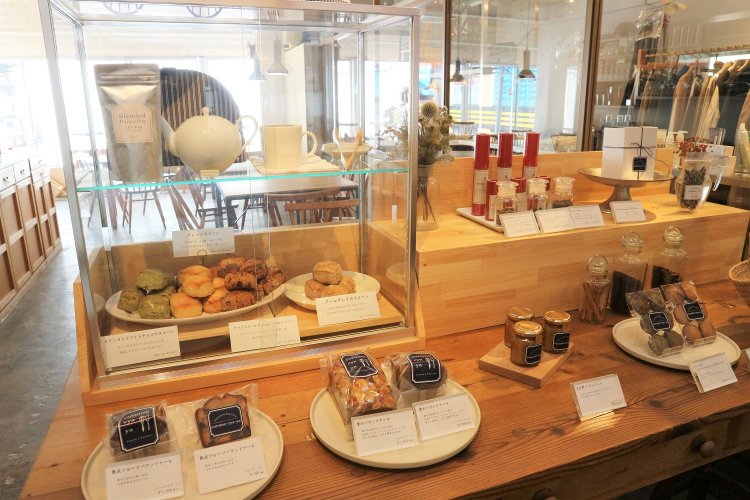 店内には、お土産に買える焼き菓子なども売られている。