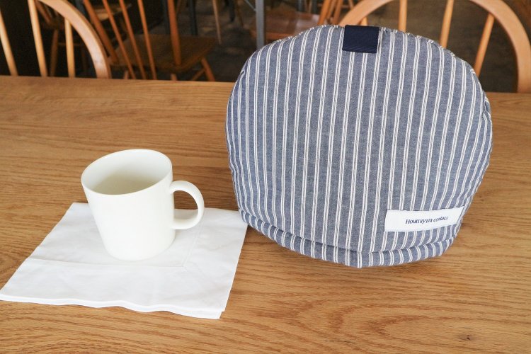 「ティーコゼーをティーポットに覆いかぶせて、紅茶がぬるくなるのを防ぐんですよ」と教えてくれた。
