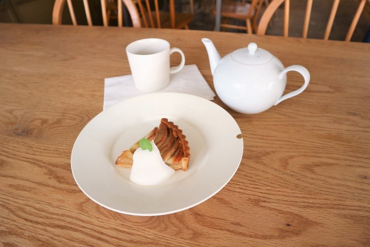 りんごのタルト850円とミルクティーブレンド（2種のアッサムをブレンド）880円（セットで100円引き）の組み合わせは秋らしいこっくりとした味わい。