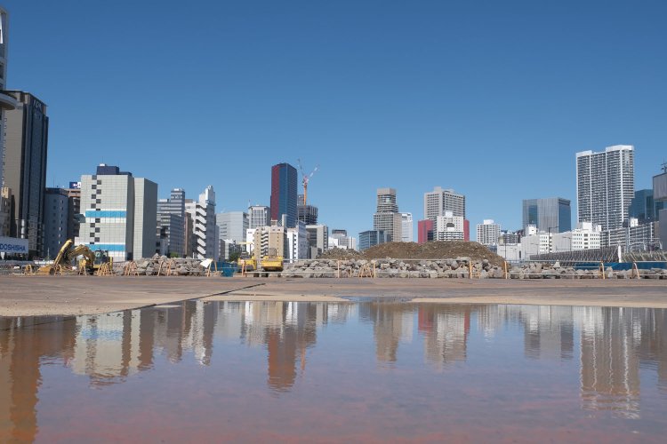 やがてここもビル街となる予定だ。ナンバリングされた石垣が令和の東京を見つめているような気がした。