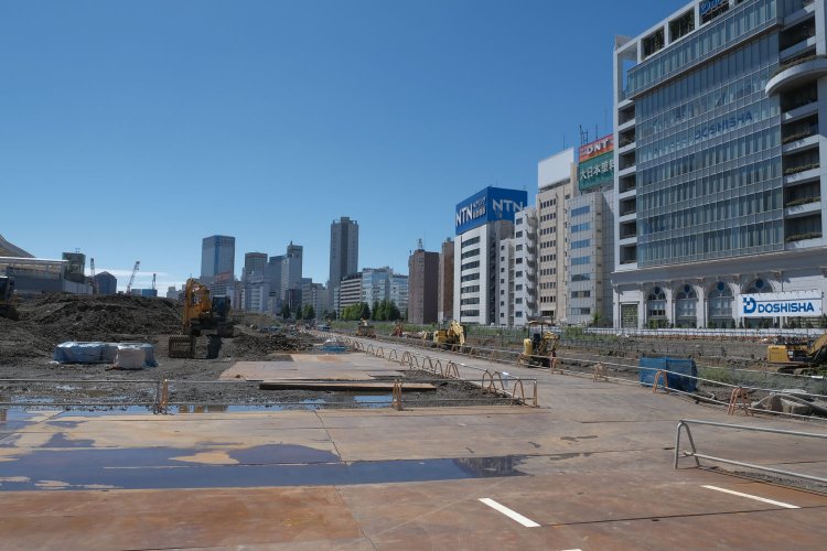 高輪ゲートウェイ駅前の広場。重機がある箇所が築堤のある部分だ。ビルの壁が続いているところが、かつての海岸線。