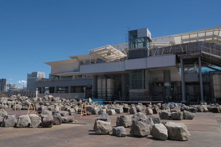 高輪ゲートウェイ駅正面に一時保管される石垣群。ここに草が生えたらストーンサークルのような遺跡に見えるな…。石垣の安山岩は間近で見るとけっこう大きい。