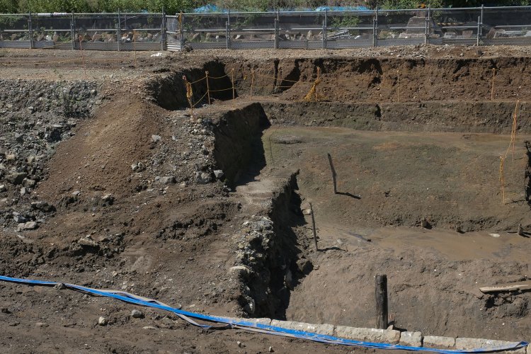 上写真から左へ振った。分かりにくいが土の色が何層か異なっている。粘土層やローム層の土が盛られている。