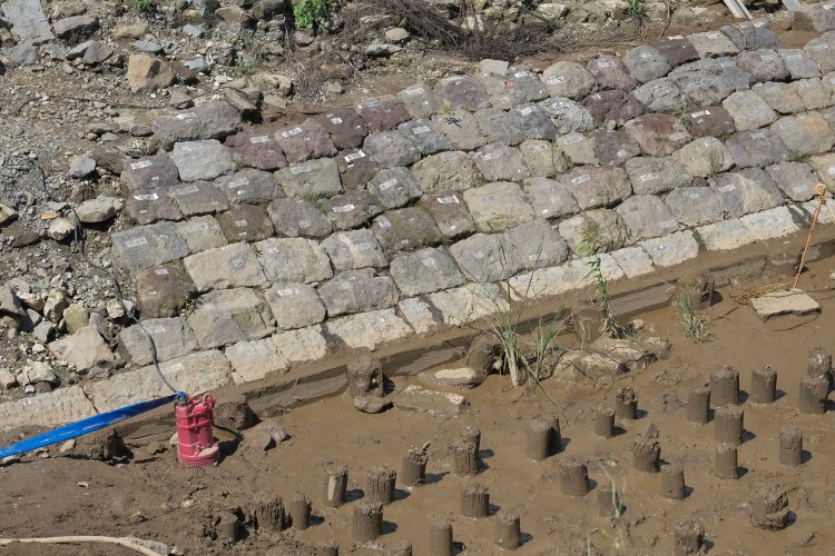 底辺部の「胴木」と「留杭」と「杭列」を拡大する。石垣の底辺部分など初めてみた気がする。海に没していた部分だから竣工後は見ることがない基礎部分だ。