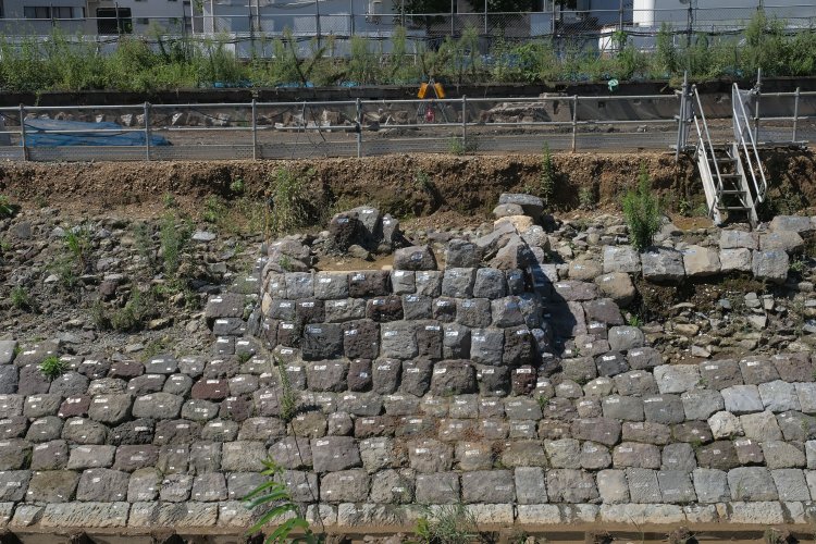 信号機跡の石垣を正面からみる。