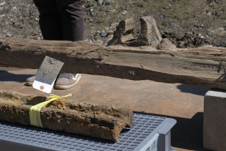  双頭レールは160cmくらいの長さ。枕木にはチェアもしっかりと固定されていた。