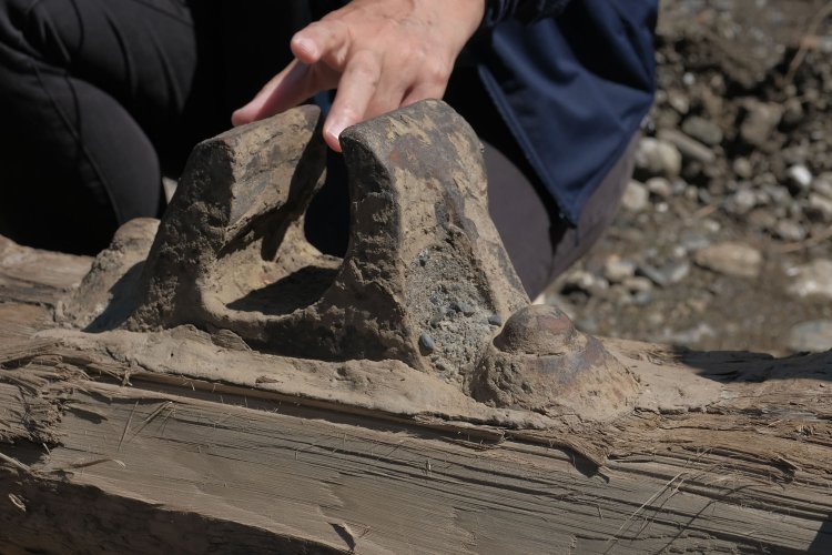 これがチェア。日本では双頭レールは見かけなので、見慣れない設備である。この隙間に双頭レールを差し込み、隙間に木の端材を入れて固定する。