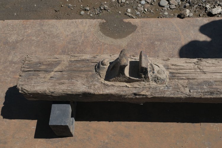 出土した枕木とチェア部分を観察。たしかにチェアには接着剤のようなもので盛られているような…　港区教育委員会の今後の調査に期待している。