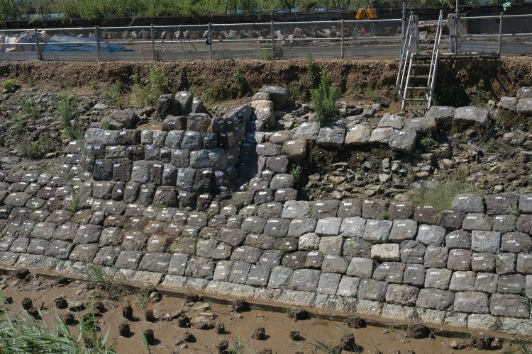 上とは反対側からみる。右は石垣が歯抜けとなっていて、裏側の「裏込め石」が顔を覗き、地面は築堤を支えていた杭の列が確認できる（杭については後半で紹介します）。