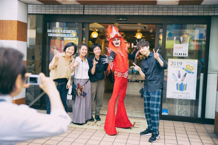 電器店向かいのヘアサロンの皆さんと。