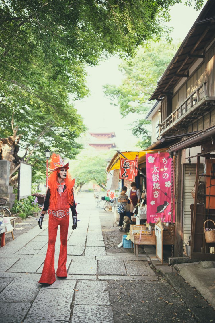 中山法華経寺の参道を歩くプラネットボーイ。お茶屋さんから声援も。