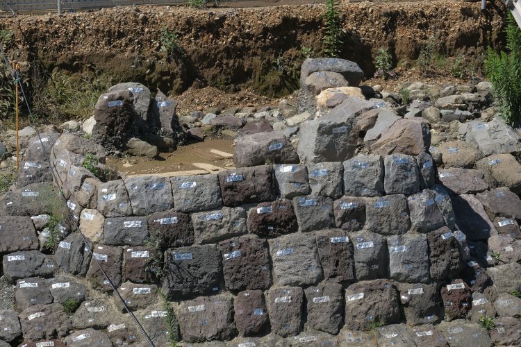 土台部分を拡大。目地には漆喰か何かの接着剤を盛って石が組まれていた。周囲の石垣に比べて土台部分は目地が詰まっている。