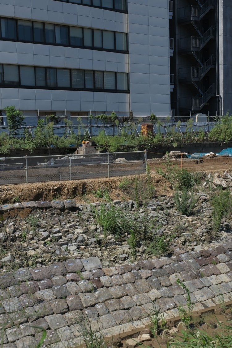 山手線が走っていた時代の「継電箱」と思われる黄色いボックスがまだ残っている。築堤と一緒に見える姿もあと少しだろう。