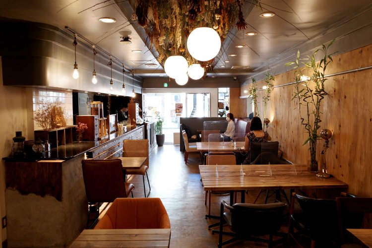 店内は設計士でもある長男が手がけた。