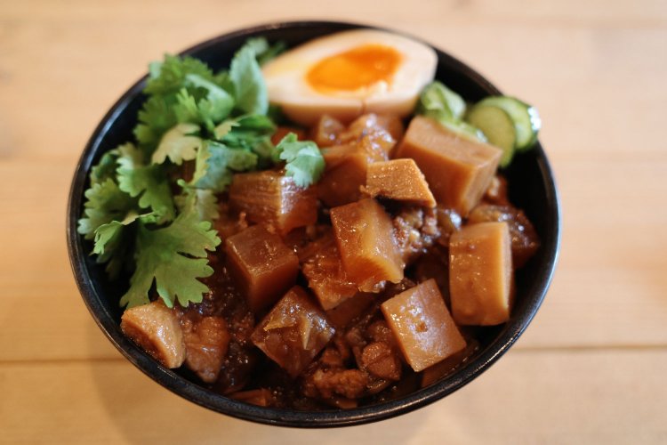 多すぎず少なすぎずのボリュームも程よい魯肉飯。